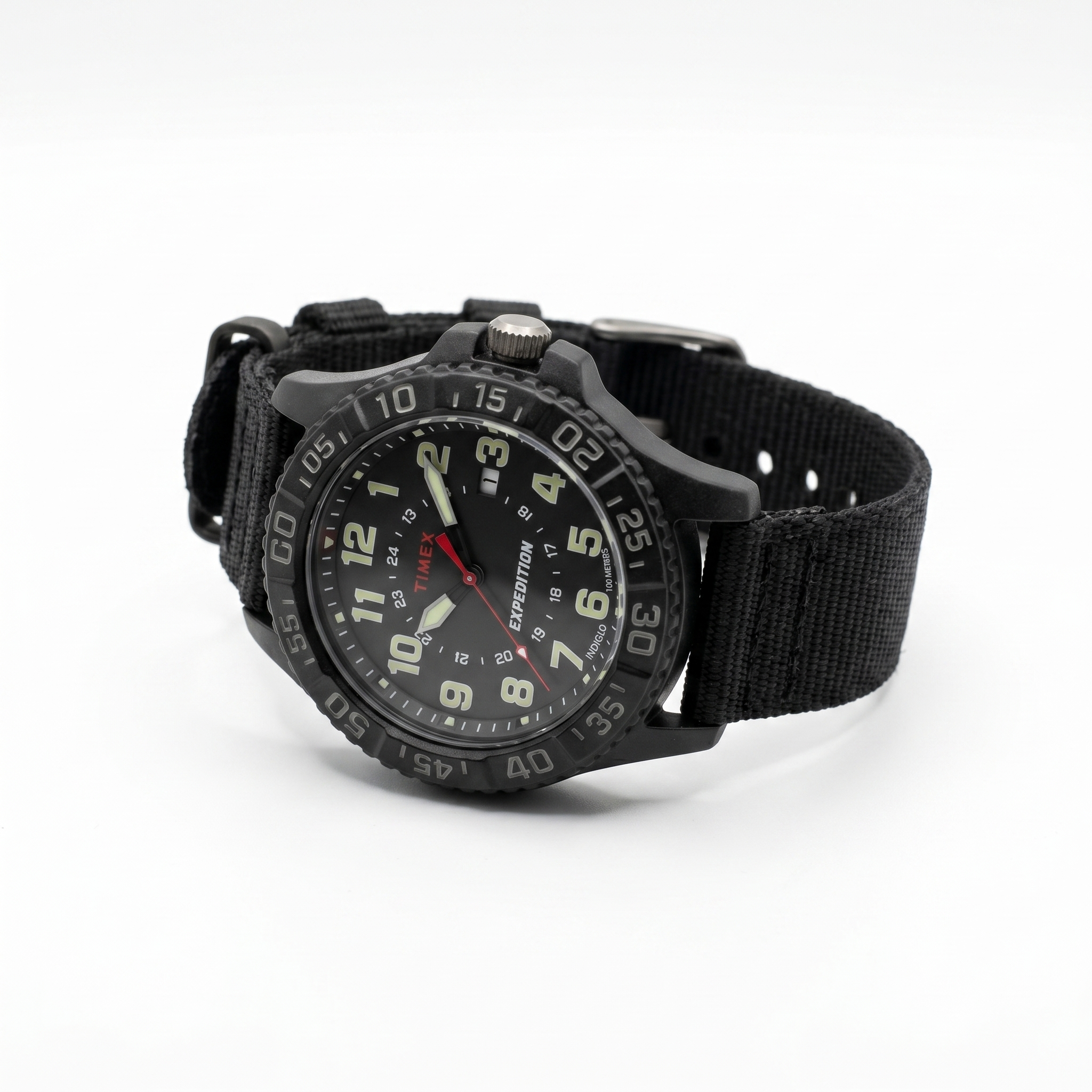 Reloj tactico Timex Expedition - vista tres cuartos con correa de nylon