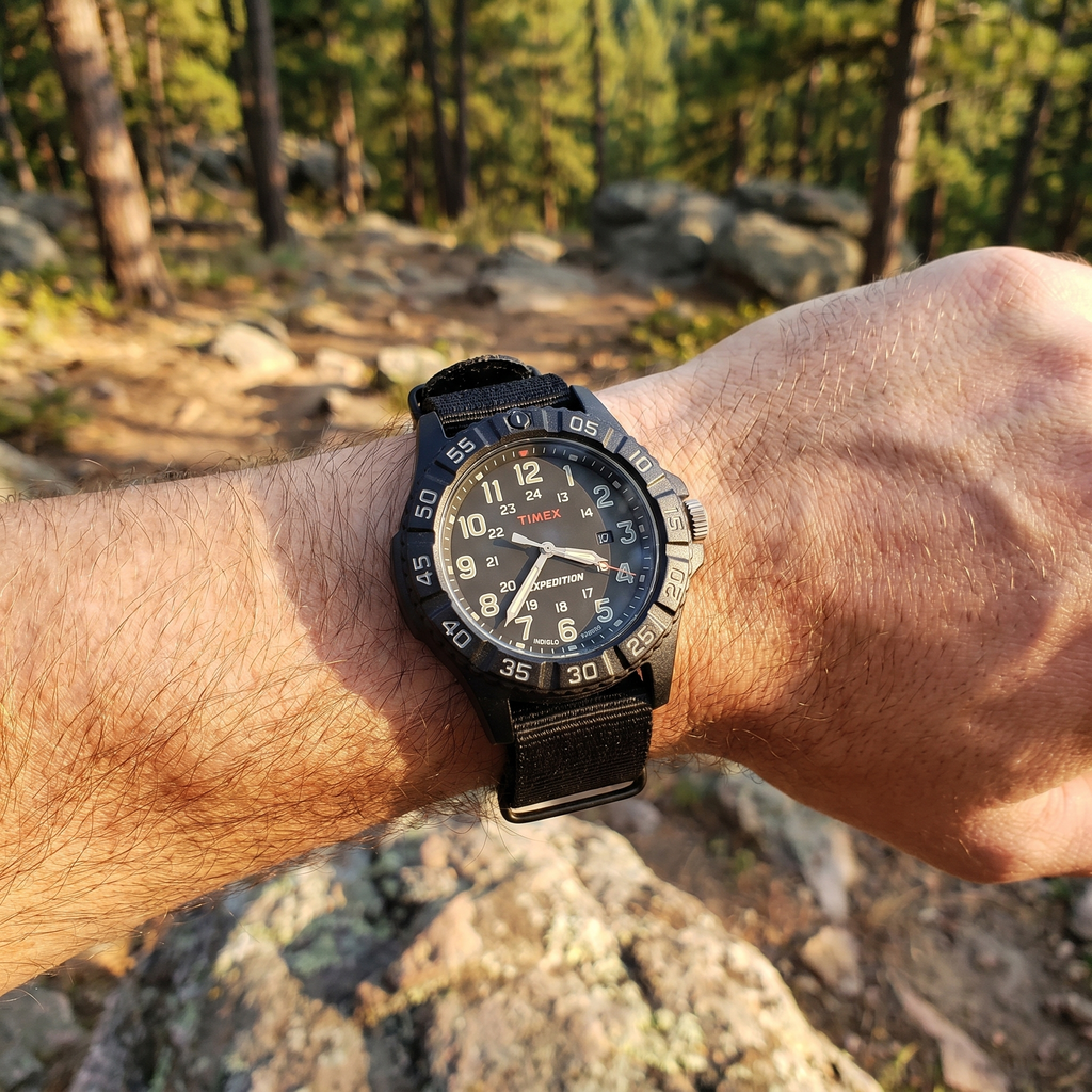Reloj tactico Timex Expedition en la muneca en sendero