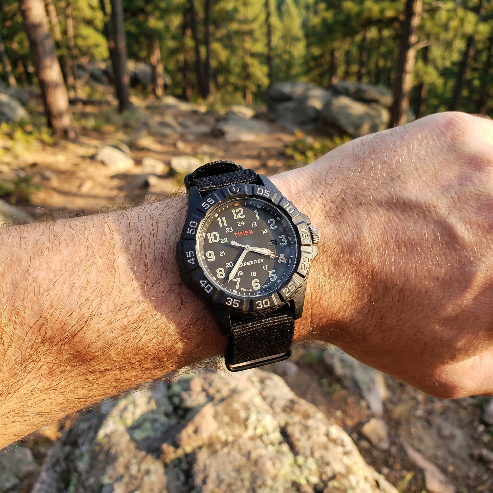 Reloj tactico Timex Expedition en la muneca en sendero