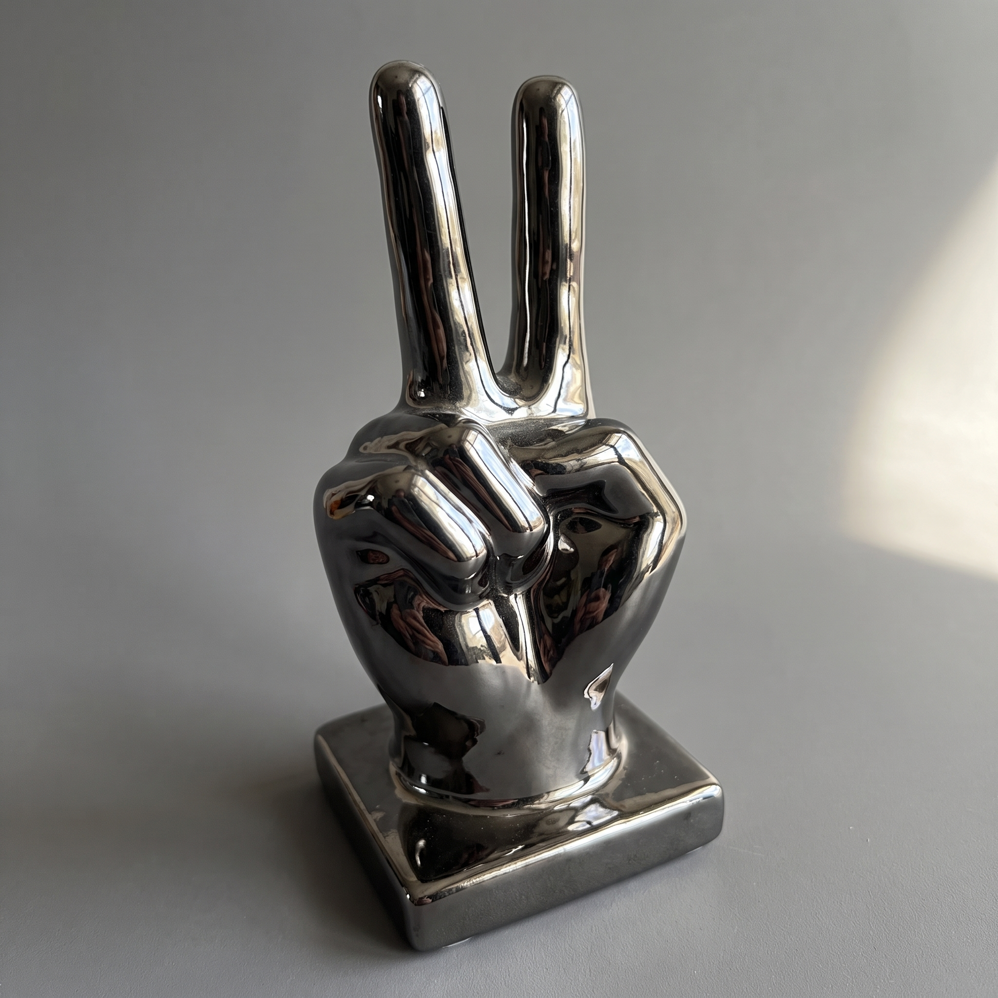 Escultura Mano Paz Cerámica Cromada Negra - Decoración Moderna